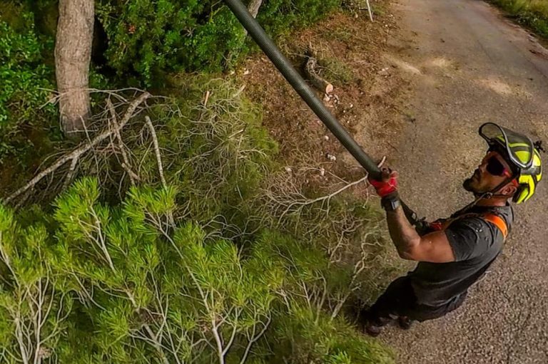 la tala con grúa es una técnica que se utiliza en situaciones donde el acceso es difícil o cuando los árboles son demasiado grandes y su tala directa podría ser peligrosa. Las grúas permiten cortar el árbol en secciones desde la parte superior, bajando cada sección de manera controlada al suelo. Esta metodología minimiza el riesgo de daño a las propiedades cercanas y es especialmente útil en entornos urbanos densamente poblados.