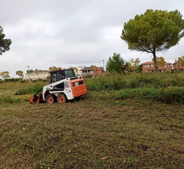 La limpieza y el desbroce de parcelas y terrenos son actividades fundamentales para el mantenimiento y la gestión adecuada de espacios abiertos, especialmente en áreas forestales. Estas tareas no solo contribuyen a mejorar la estética del terreno, sino que también son cruciales para prevenir incendios forestales, controlar plagas y enfermedades, y promover la salud y el crecimiento de la vegetación autóctona.